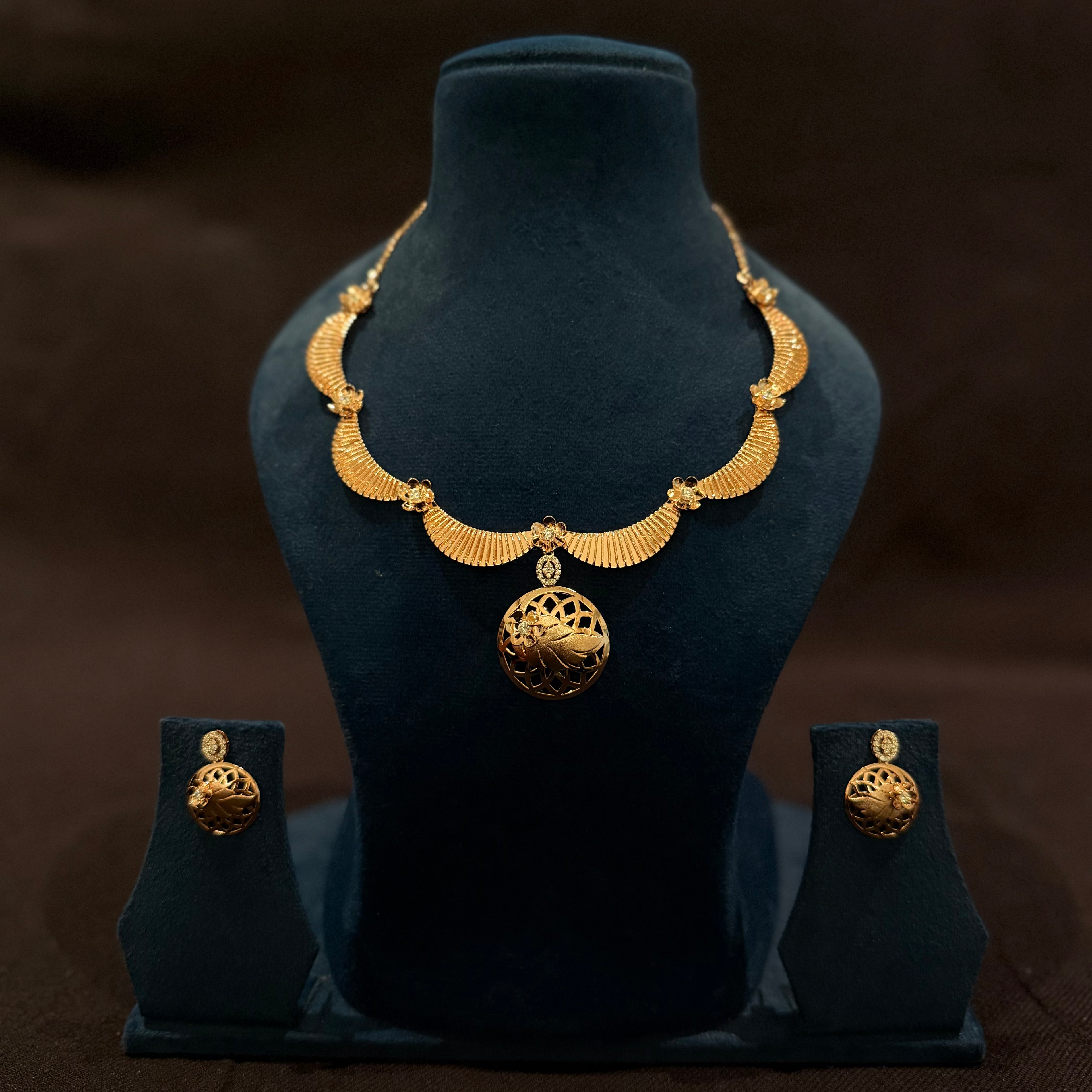 Classic Floral Pendant Necklace Set