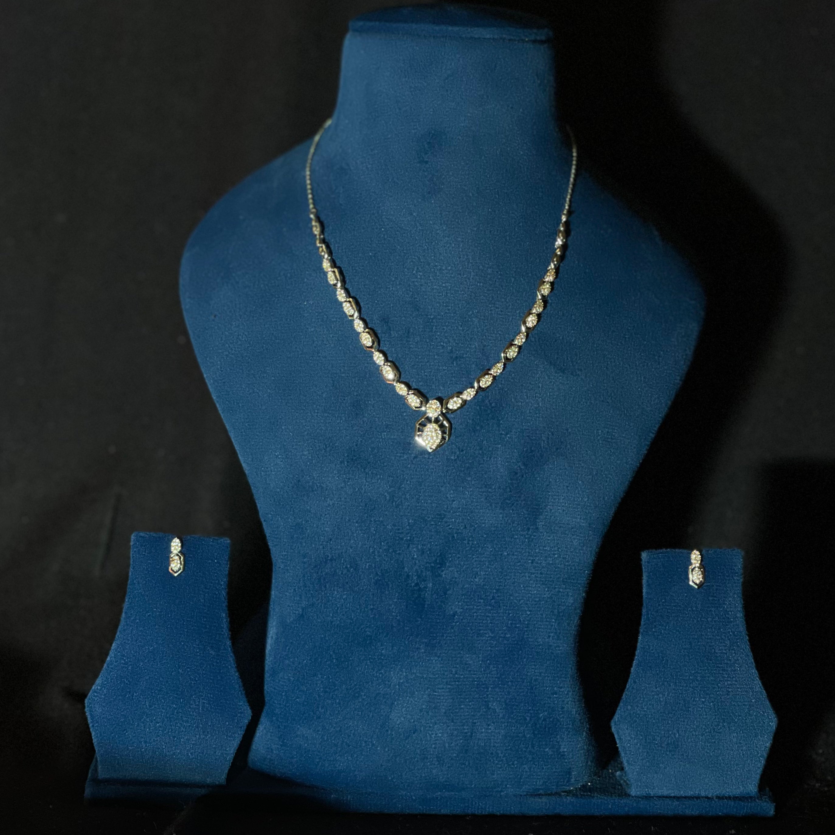 Elegant Leaf Motif Silver Necklace Set